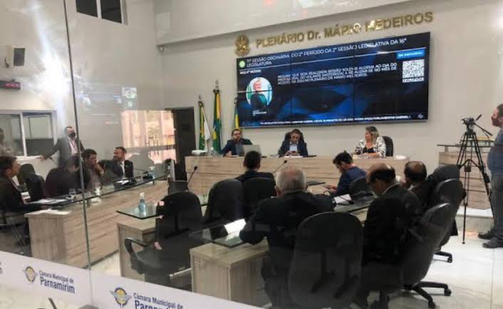 VEREADORES AGUARDAM OFICIALIZAÇÃO APÓS ANÚNCIO DE MUDANÇA NA LIDERANÇA DO GOVERNO NA CÂMARA MUNICIPAL DE PARNAMIRIM